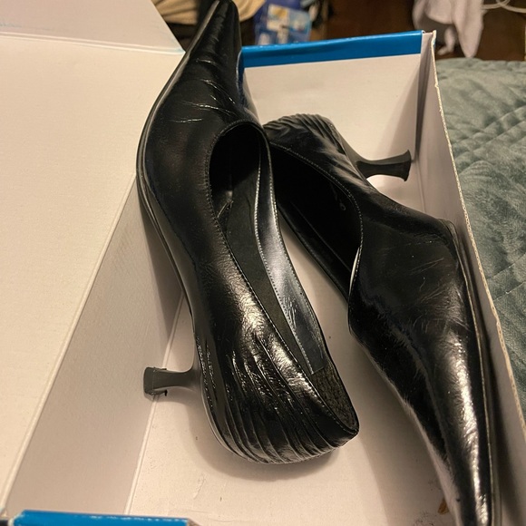 Womens Shoe - Picture 4 of 4